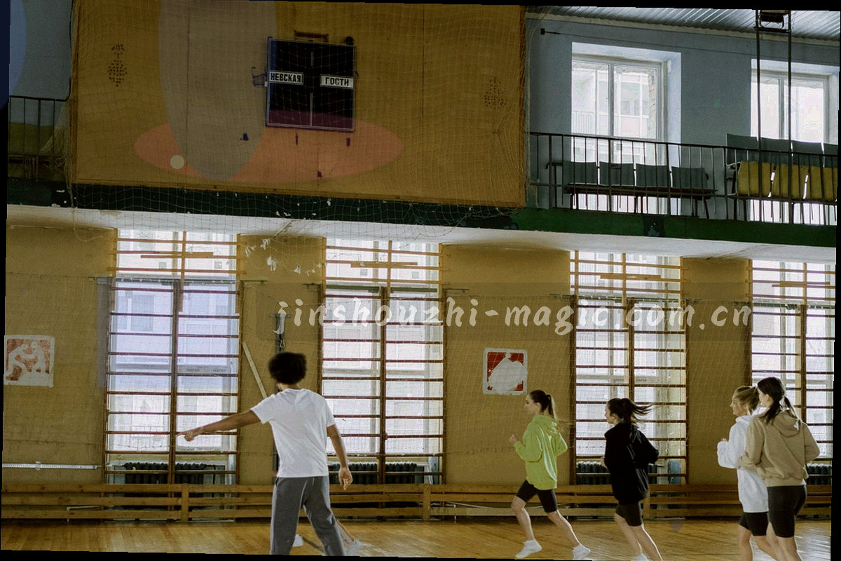 暗色公告板特写，金属夹片固定着空白纸页，画面中没有文字